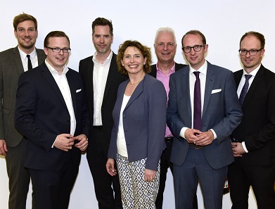 Mit der vortragenden Generalsekretärin der FDP, Nicola Beer, (Mitte), diskutierten mehrere Experten der Firma Künker, darunter der geschäftsführende Gesellschafter Ulrich Künker (2. v.r.) und Dr. Florian Arensmann, Beauftragter für das Ausfuhrverfahren im Hause Künker (r.).
