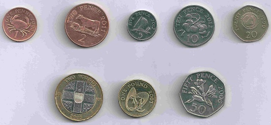 Guernseys Regionalwährung gilt nur auf der Kanalinsel und zeig neben der Queen und dem eigenen Wappen typische Motive der Insel.