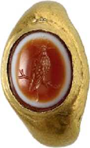 Nr. 511. Goldring mit Gemme aus Lagenachat, darin Darstellung eines Wiedehopfes. Frühe Kaiserzeit. Außergewöhnlich qualitätvolle Arbeit. Taxe: 3.500 Euro.
