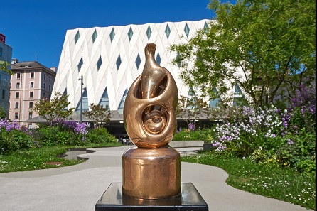 Ein Jahr lang steht Henry Moores Skulptur The Egg als Zeichen der Ehrung vor dem MEG. Foto: © MEG / Jonathan Watts.