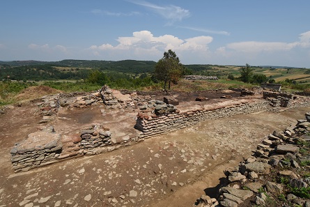 Dieser Getreidespeicher ist Gegenstand aktueller archäologischer Ausgrabungen. Foto: Archäologisches Institut Belgrad.