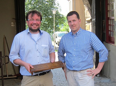 Christoph Raab (r.) übergibt anlässlich eines Besuchs des VdDM auf dem Schloss Burg einem Vertreter des Schlossbauvereins ein Rechenbrett als Geschenk für die Sammlung. Foto: UK.