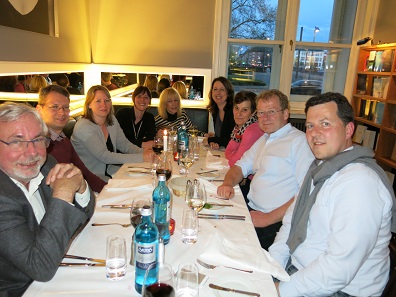 Das Team von Peus bei einem Abendessen.
