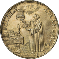 Unter dem strahlenden hebräischen Gottesnamen hebt Luther einen Scheffel von einer brennenden Kerze / Schwan, 1617, Medaille von Christian Maler, Goldblech.