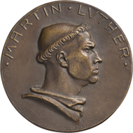 Luther im Mönchsgewand / Ritter mit Schwert auf Weltkugel, 1917, Medaille von H. Schwegerle, Bronze.