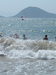 Badevergnügen vor Turgutreis Beach – Aber bitte beim Tauchen nichts berühren! Foto: Tomas Petrik. CC BY-SA 3.0.