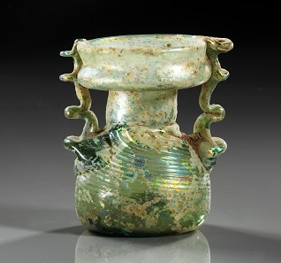 Los 550: Sprenkler aus grünlichem Glas. Region Judaea, 4./5. Jh. H. 7,8 cm. Taxe: 1.250 EUR.