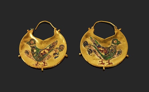 1124: Ein Paar halbmondförmiger Schläfenanhänger. Mittelbyzantinisch, ca. 11./12. Jh. L. 4,6 cm. Taxe: 12.000 EUR.