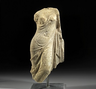 Los 587: Venusstatuette. Heller Marmor. Römisch, ca. 1. Jh. n. Chr. H. 42,6 cm. Taxe: 22.000 EUR.