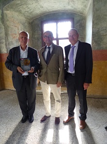 Von links nach rechts: Univ.-H.Prof. Doz. DDr. Helmut Rizzolli, Präsident der Stiftung Bozner Schlösser, HR Univ.-Doz. Dr. Michael Alram, Direktor des Münzkabinetts am Kunsthistorischen Museum Wien, Dir. Dr. Dietrich Klose, Staatliche Münzsammlung München.