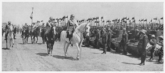 Karl II. und sein Sohn Michael inspizieren am 10. Mai 1939, dem rumänischen Nationalfeiertag, die Truppen.