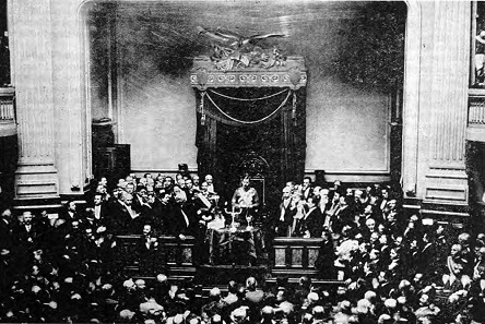 König Karl II. schwört am 8. Juni 1930 seinen Eid vor dem rumänischen Parlament.