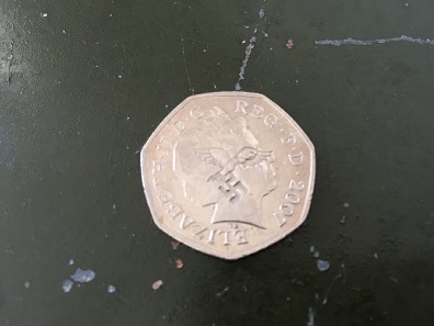 Dieses 50-Pence-Stück aus dem Jahr 2007 ist ein Beispiel dafür, womit Unbekannte derzeit umlaufende Münzen in England verunstalten.