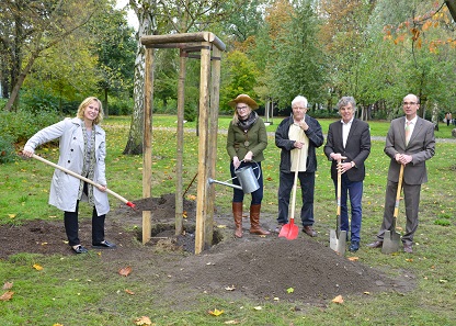 Von links nach rechts: K. Schultze-Berndt (BzStR), Anne Bente Schnoor (Baumkönigin 2017), Dr. S. Wodarz (Stiftung „Baum des Jahres“), R. Zech (Leiter des Gartenbauamts) und A. Schikora (Geschäftsleiter der Berliner Münze).