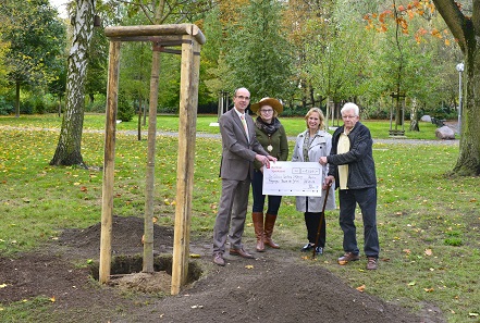 Dr. A. Schikora, Anne Bente Schnoor und K. Schultze-Berndt bei der Scheckübergabe an Dr. S. Wodarz von der Stiftung „Baum des Jahres“.