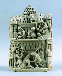 Schachfigur aus Elfenbein: Turm mit Belagerungsszene, 12. Jahrhundert. Douai, Musée de la Chartreuse. © Douai, Musée de la Chartreuse. Foto: Daniel Lefebvre.
