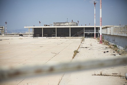 Das Hauptrollfeld des seit 2001 nicht mehr genutzten Athener Flughafens Ellinikon. Foto: Dennis David Auger / Wikimedia Commons / CC-BY-SA 4.0.