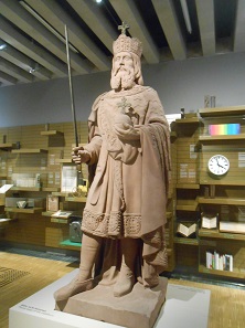 Statue Karls des Großen aus dem Jahr 1843 von der Alten Brücke.