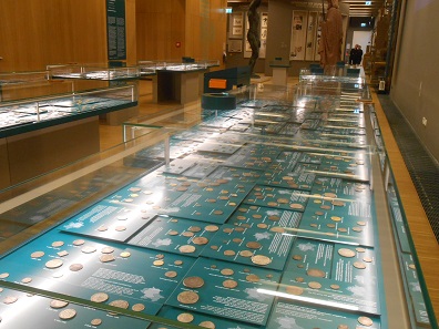 Ausstellung mittelalterlicher und neuzeitlicher Münzen auf Länderkacheln.