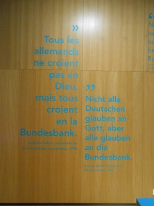 Zitate ergänzen die Erzählung der Objekte.