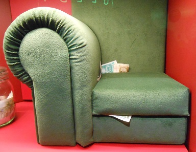 Im Sofa versteckt: Noch fehlen 12 Milliarden Mark.
