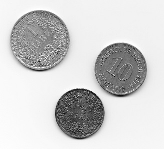 Deutsches Kaiserreich. 10 Pfennig 1914; 1/2 Mark 1914; 1 Mark 1915. Foto: Angela Graff.