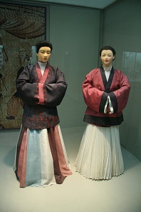 Eine ähnliche Struktur wie auf den Olympischen Medaillen findet sich beim traditionellen Hanbok, der zur koreanischen Frauentracht gehört. Foto: bdnegin / Wikipedia CC-BY 3.0.