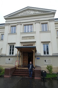 Aleksander Bursche begrüßt die Teilnehmer des XVI. Internationalen Numismatischen Kongresses vor dem archäologischen Institut in Warschau. Eine Bemerkung zum Regen: Ich war Ende Oktober in Warschau. Der Kongress findet im September statt – traditionell die schönste Jahreszeit. Foto: UK.
