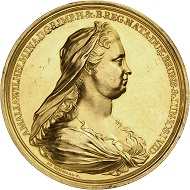 Goldmedaille zu 50 Dukaten o. J. (1713), von A. di Gennaro. AMALIA WILHELMINA D G R IMP H & B REG NATA DUX BRUNS & LUN IOS I VID Brustbild Wilhelmine Amalies r. mit Witwenschleier, darunter Signatur DE GENNARO F // RECTE ET CONSTANTER Gekrönte Säule vor Landschaft. Äußerst selten. Vorzüglich. Aus Auktion Künker 308 (19. Juni 2018), Nr. 2379.