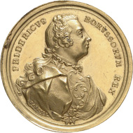 Der Kriegsheld - Medaille von Ludwig Heinrich Barbiez auf den Sieg Friedrichs in der Schlacht bei Hohenfriedberg 1745. Gold, 47 mm, 71 g. IKMK 18202066. Foto: Lübke & Wiedemann.