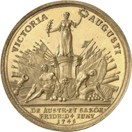 Der Kriegsheld - Medaille von Ludwig Heinrich Barbiez auf den Sieg Friedrichs in der Schlacht bei Hohenfriedberg 1745. Gold, 47 mm, 71 g. IKMK 18202066. Foto: Lübke & Wiedemann.