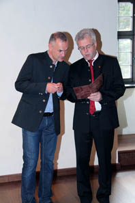 Andreas Ablinger von der Hall AG und Werner Nuding, Vizebürgermeister und Schöpfer des Nachbaus des Walzprägewerks. Foto: Münze Hall.