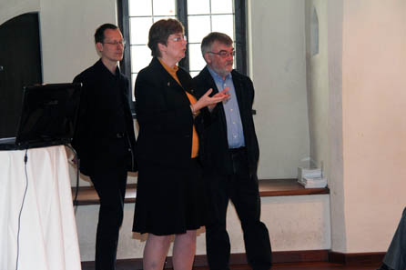 Ursula Kampmann und Kurt Wyprächtiger, die den ersten Vortrag hielten, im Hintergrund Björn Schöpe, der die Diskussion moderierte. Foto: Münze Hall.