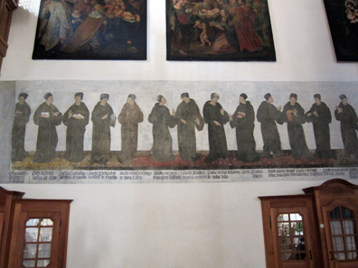 Bozener Franziskanerkirche: Porträtgalerie berühmter Kirchenlehrer. Foto: KW.