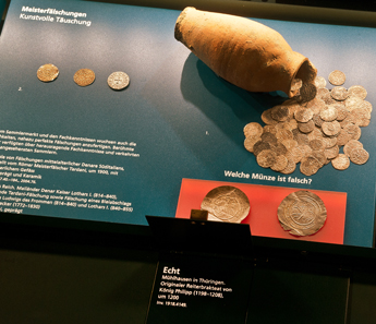 Beckersche Fälschung, gefälschter Münzschatz des römischen Fälschers Tardani sowie Selbsttest über thüringische Brakteaten aus dem Amerbach-Kabinett und von Nikolaus Seeländer.