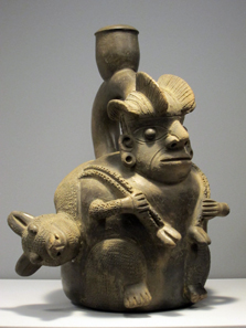 Peru. Cupisnique. Gabelhalsflasche in Form eines Jägers mit Beute; entstanden 1500- 700. v. Chr. Foto: KW.