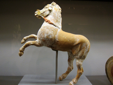 Tarent (oder Canosa?). Steigendes Pferd, Ende des 4. bis Anfang des 3. Jh. v. Chr. Foto: KW.