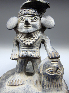 Chimú / Peru. Pfeifgefäß mit Herrscher, einen Trophäenkopf haltend. 11.-15. Jh. n. Chr. Foto: KW.