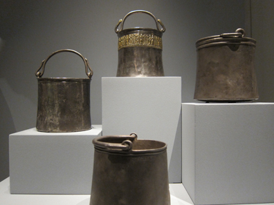 Urartu. Ensemble von Zeremonialeimer, um 810 v. Chr. Foto: KW.
