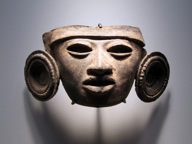 Teotihuacán / Mexiko. Maske mit Ohrschmuckscheiben. 3.-7. Jh. n. Chr. Foto: KW.