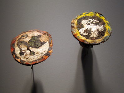Chimú / Peru. Ohrpflöcke mit Motiven aus Federn. Foto: KW.