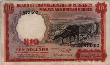 Malaya und Britisch Borneo. 10 Dollar, 1.3.1961. Wasserbüffel mit Grabscheit. © HVB Stiftung Geldscheinsammlung, München.