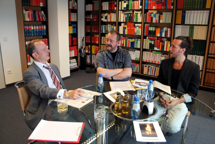 Die Gesprächsrunde: RA Dr. Stefan Haupt, Numiscontrol, Sebastian Siechold (v.l.n.r.). Foto: Angela Graff.