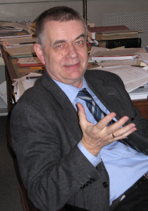 Bernd Kluge in seinem Büro im Gespräch mit Ursula Kampmann.