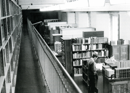 Der Große Tresor, um 1975, damals noch ständiger Arbeitsplatz der wissenschaftlichen Mitarbeiter. Aus B. Kluge, Das Münzkabinett, 2. Aufl., Berlin 2005, S. 28.