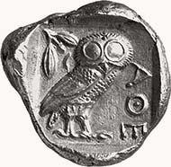 ATHEN. Tetradrachmon, 454-406 v. Chr. Kopf der Athena mit attischem Helm n. r., auf ihrem Helm drei Olivenblätter und Ranke.
Rv. Eule n. r. stehend, hinter ihr Zweig mit zwei Lorbeerblättern und Frucht. 17,20 g. Svoronos Tf. 16, 5. Aus Auktion Münzen & Medaillen Deutschland 9 (4. und 5. Oktober 2001), 16.