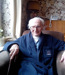 Léon Lacroix im Alter von 104 Jahren, aufgenommen in seiner Wohnung.