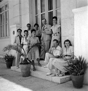 Léon Lacroix (ganz links) vor der Ecole française d'Athènes.