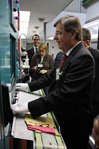 Finanzminister Willi Stächele MdL an der Münzpresse. Foto: Nico Leithoff, Staatliche Münzen Baden-Württemberg.