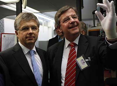 Der Finanzminister ist begeistert von der Qualität der Münze. Links neben ihm Direktor der Staatlichen Münzen Baden-Württemberg, Dr. Peter Huber. Foto: Nico Leithoff, Staatliche Münzen Baden-Württemberg.